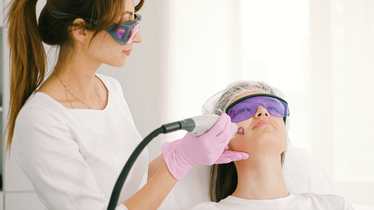 Galvanic Facial vs Microcurrent Facial